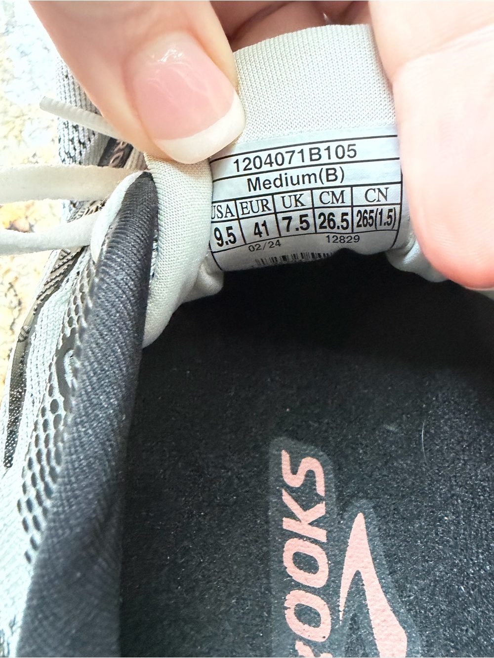 Brooks white and black breathable running shoes - Picture 4 of 5